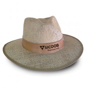 Chapeu personalizado com a marca do banco cooperativa de credito sicoob